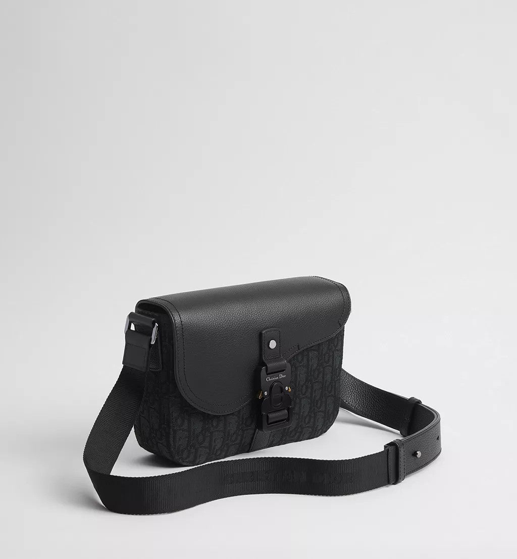 Oblique Saddle Messenger — Black